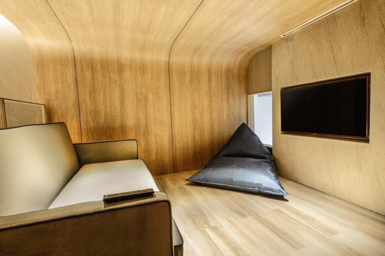 Отель The Botanica Sanctuary Пунчак Экстерьер фото Interior of a capsule hotel