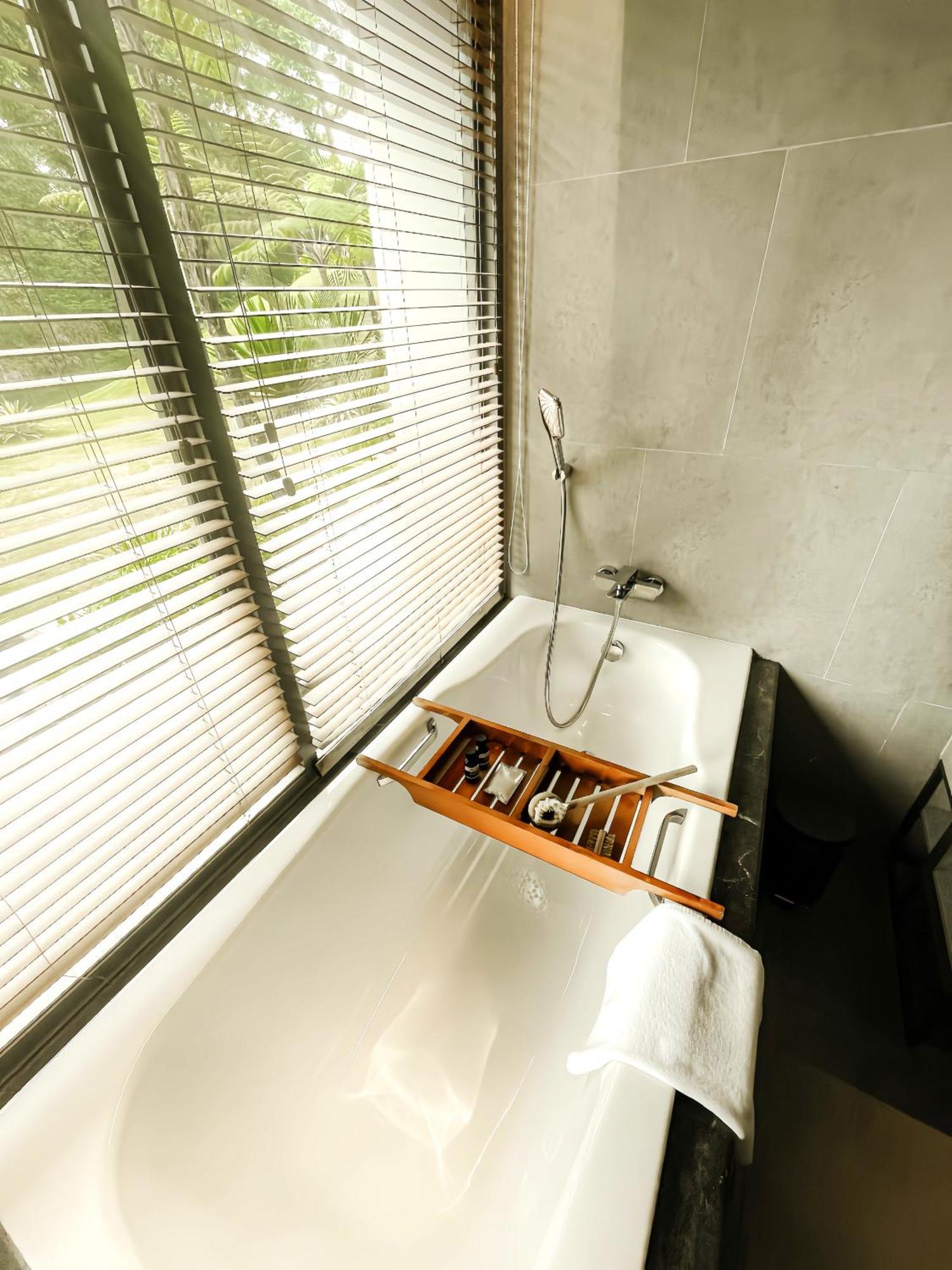 Отель The Botanica Sanctuary Пунчак Номер фото A bathtub with a shower