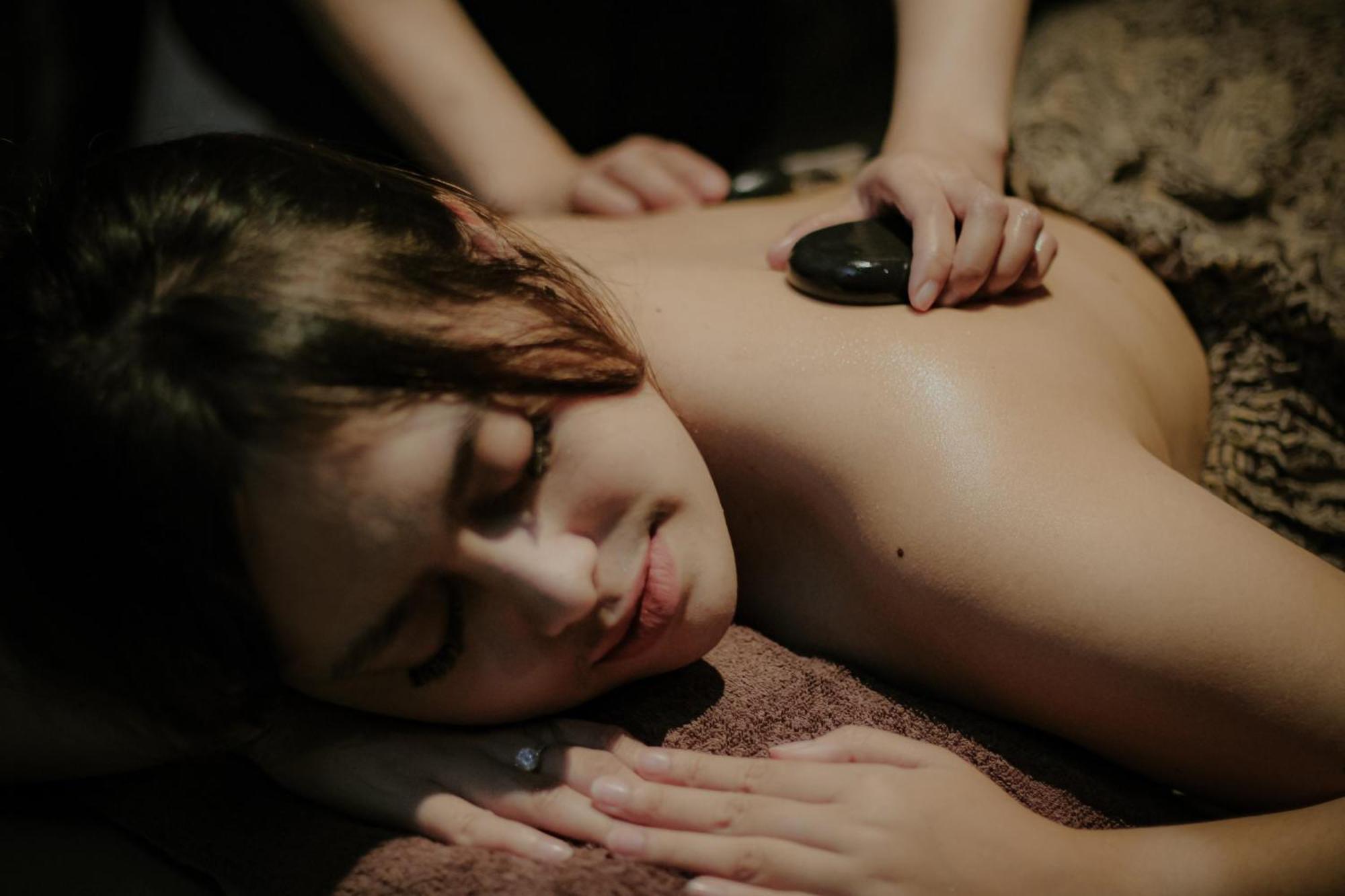 Отель The Botanica Sanctuary Пунчак Экстерьер фото Hot stone massage